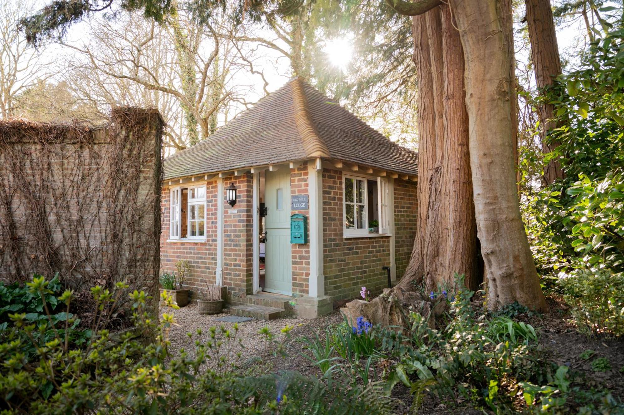 Old Mill Lodge By Huluki Sussex Stays Hurstpierpoint エクステリア 写真