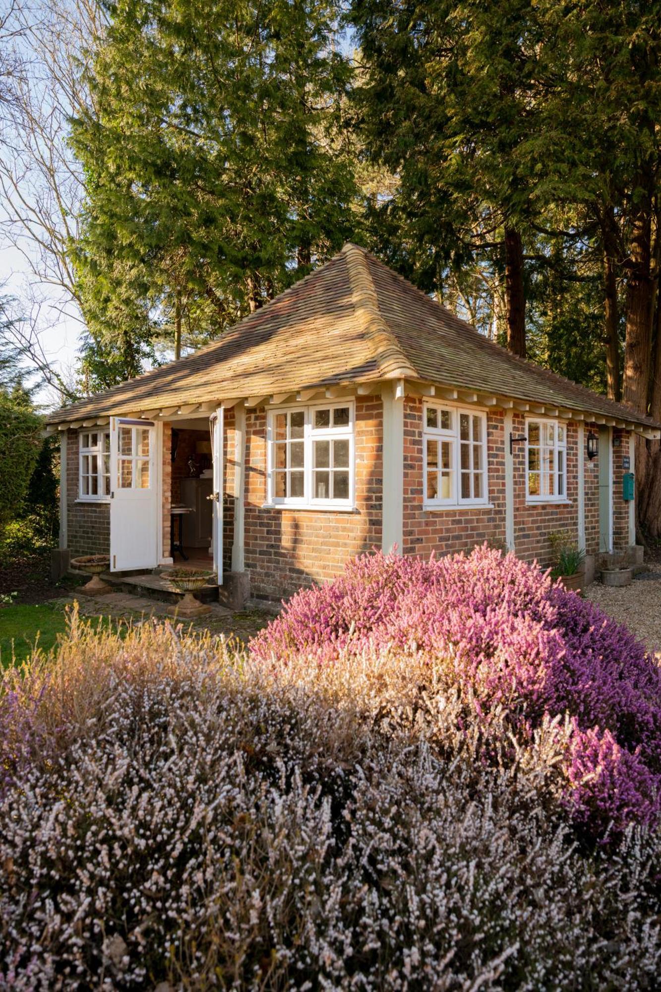 Old Mill Lodge By Huluki Sussex Stays Hurstpierpoint エクステリア 写真