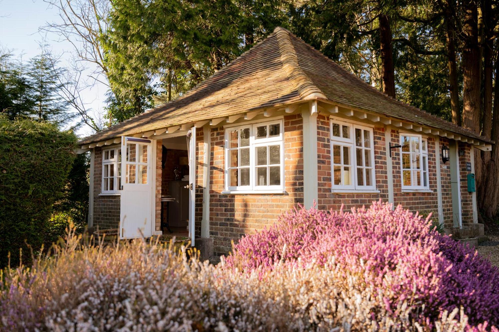 Old Mill Lodge By Huluki Sussex Stays Hurstpierpoint エクステリア 写真