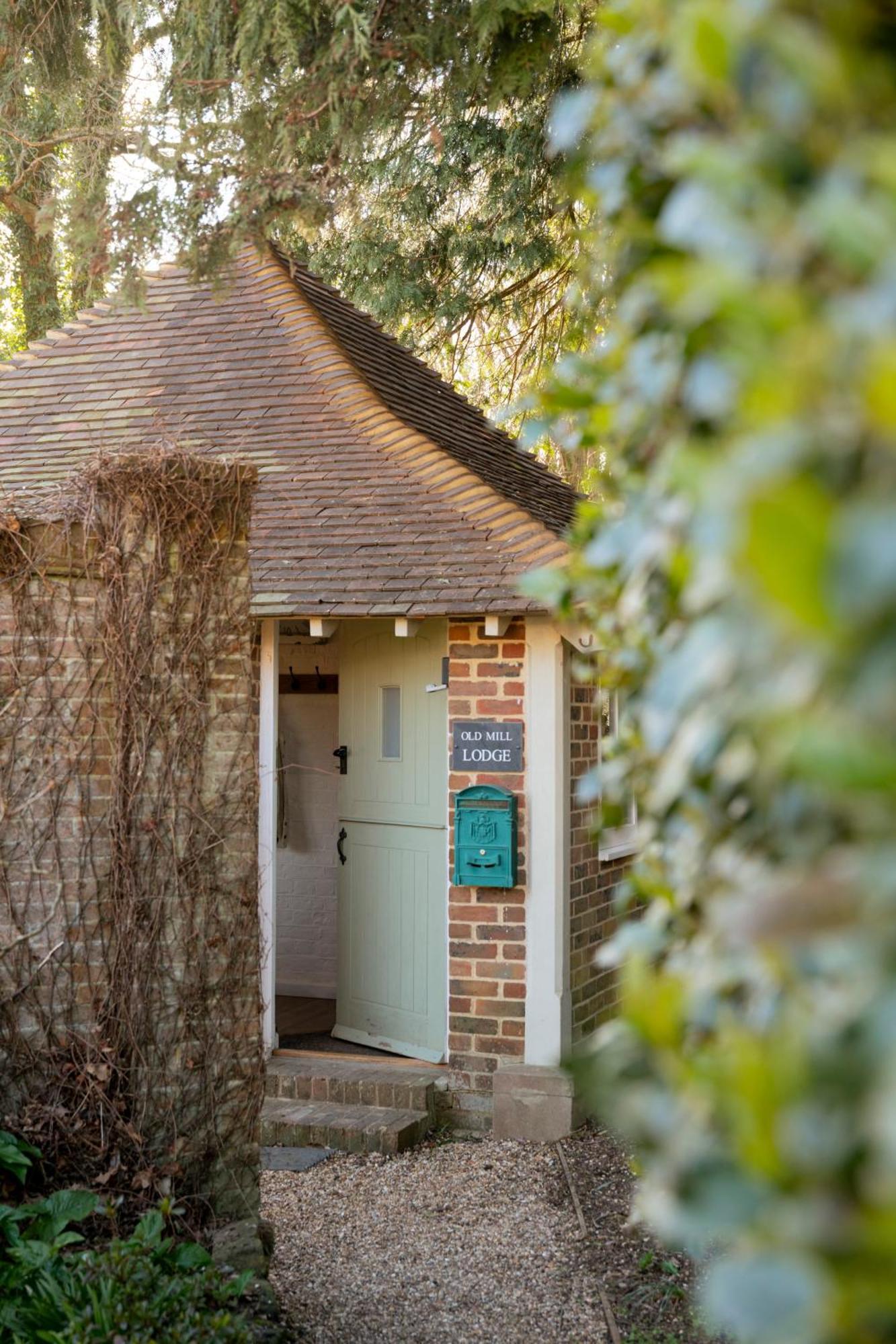 Old Mill Lodge By Huluki Sussex Stays Hurstpierpoint エクステリア 写真