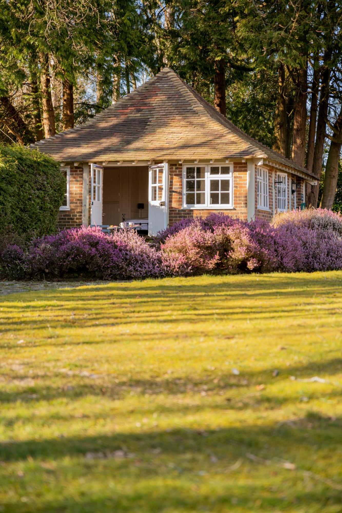 Old Mill Lodge By Huluki Sussex Stays Hurstpierpoint エクステリア 写真