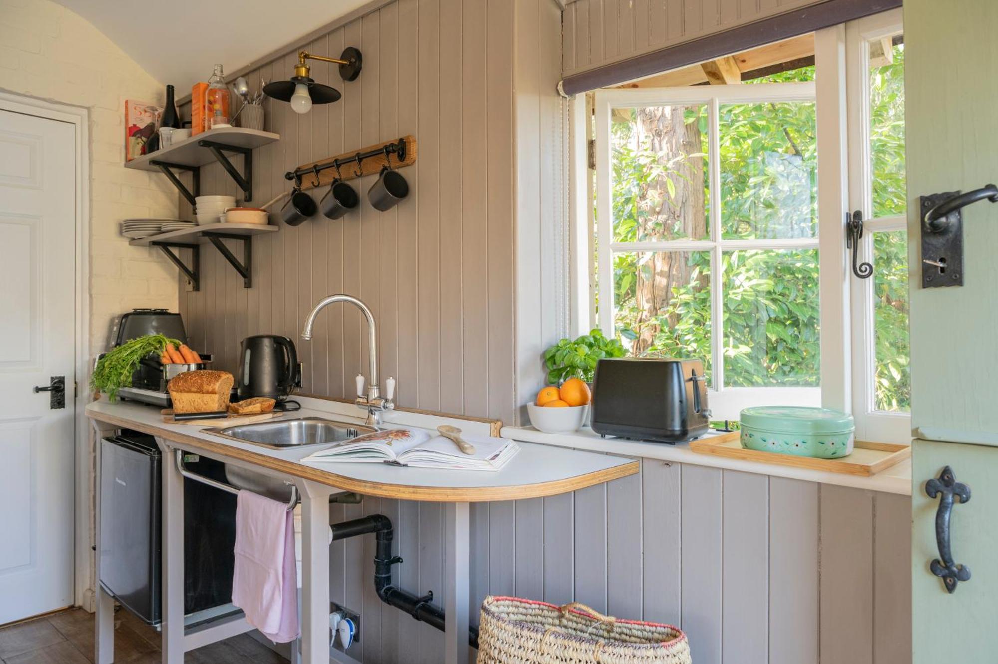 Old Mill Lodge By Huluki Sussex Stays Hurstpierpoint エクステリア 写真