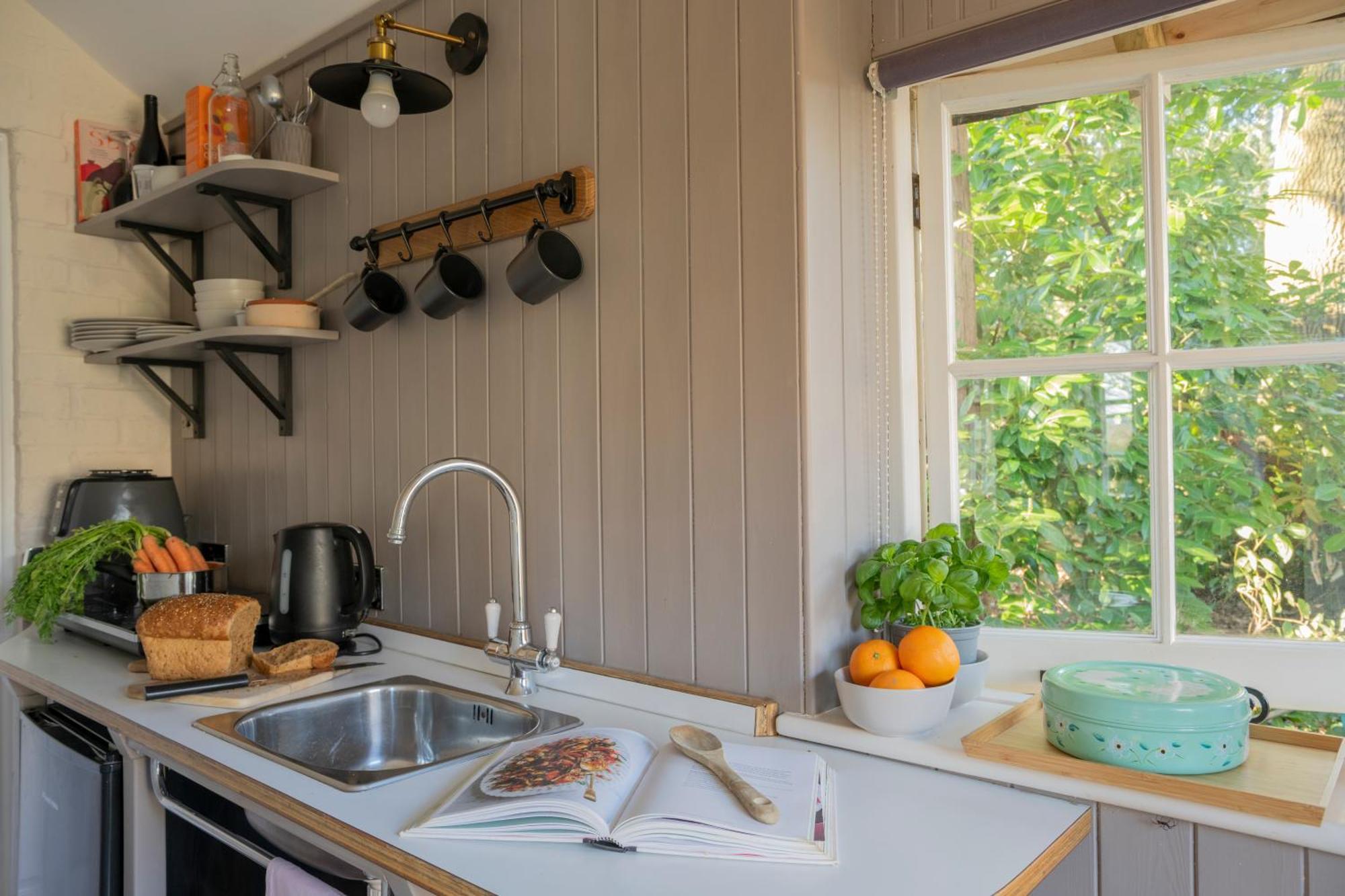 Old Mill Lodge By Huluki Sussex Stays Hurstpierpoint エクステリア 写真