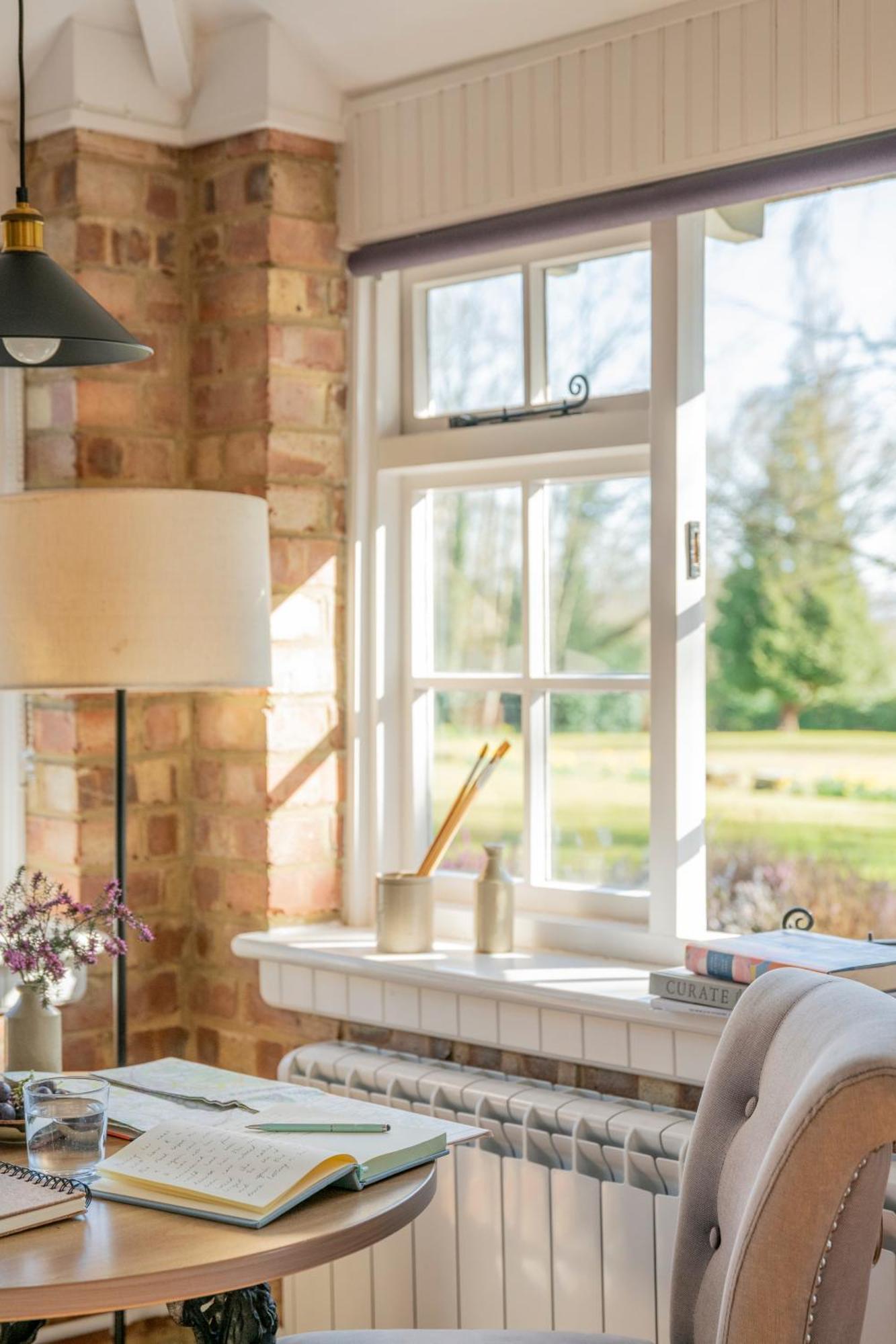 Old Mill Lodge By Huluki Sussex Stays Hurstpierpoint エクステリア 写真