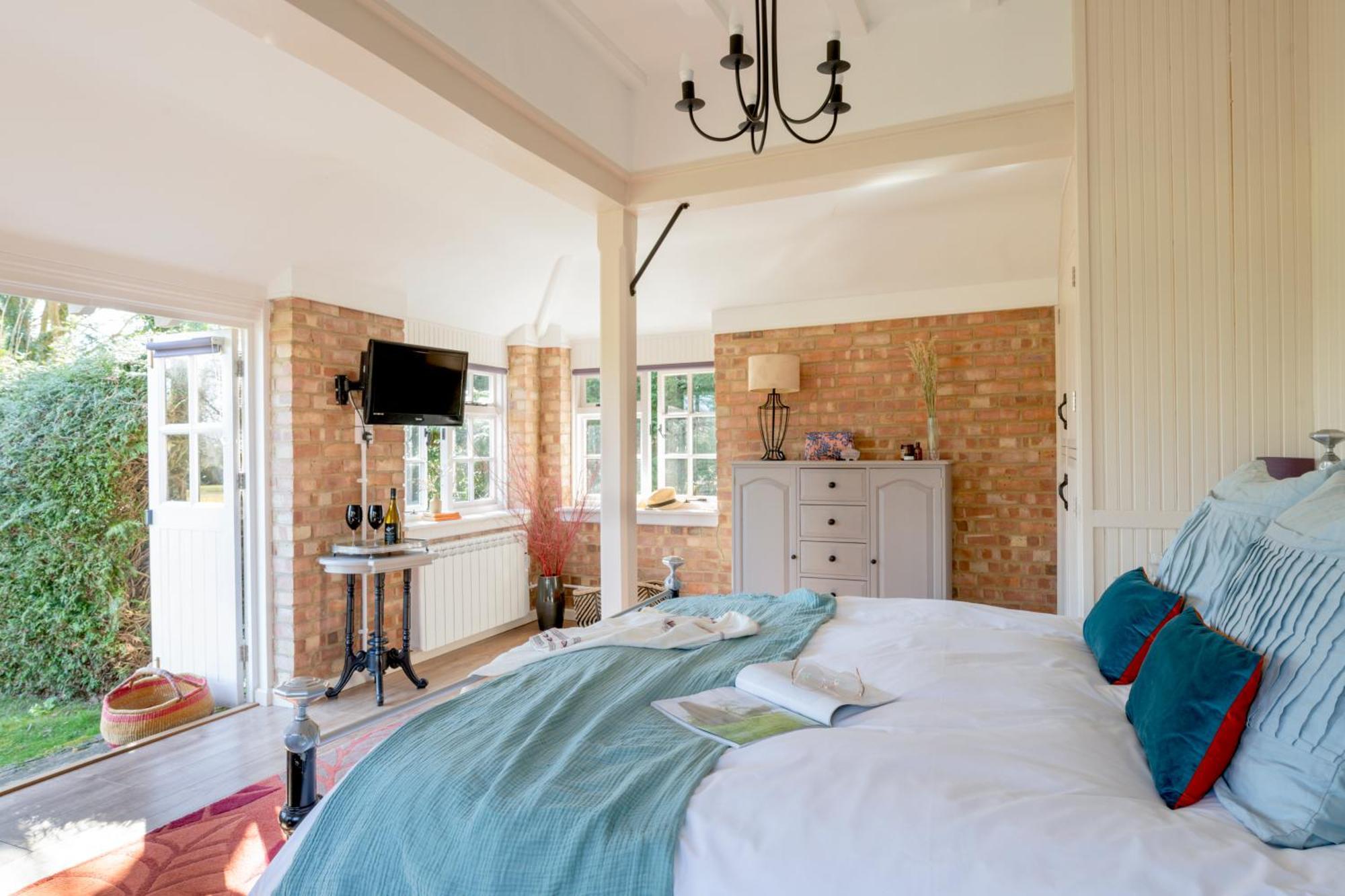 Old Mill Lodge By Huluki Sussex Stays Hurstpierpoint エクステリア 写真