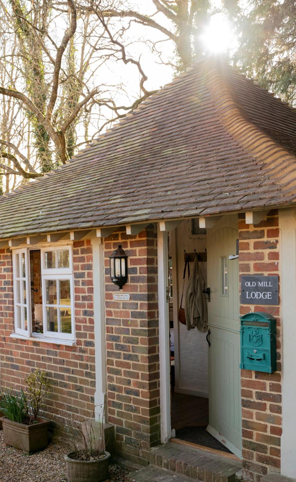 Old Mill Lodge By Huluki Sussex Stays Hurstpierpoint エクステリア 写真