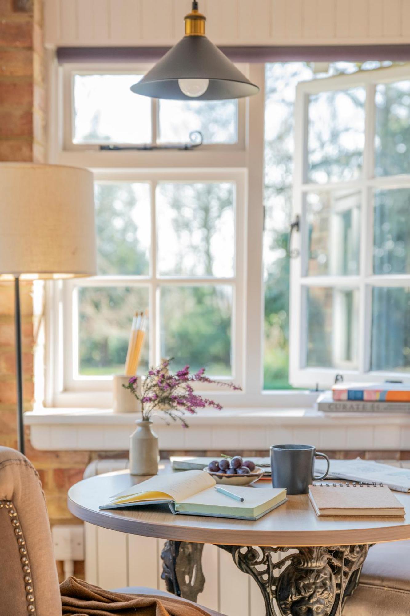Old Mill Lodge By Huluki Sussex Stays Hurstpierpoint エクステリア 写真